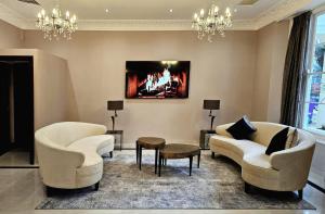 伦敦Hyde Park International的客厅配有两把椅子和壁炉