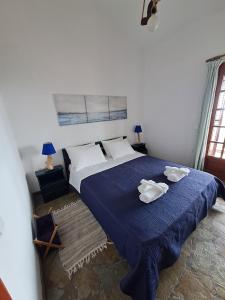 科罗尼Villa Mariana的一间卧室配有一张床,上面有两条毛巾