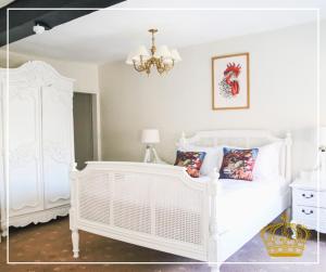 法灵登The Old Crown Coaching Inn的卧室配有白色的床和吊灯。