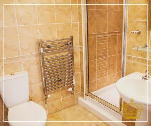 法灵登The Old Crown Coaching Inn的浴室配有卫生间、淋浴和盥洗盆。