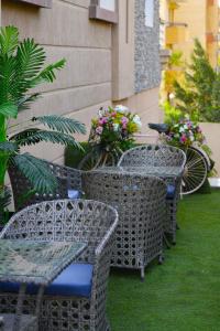开罗Arabella Premium Residence - New Cairo的庭院里一排桌椅和鲜花