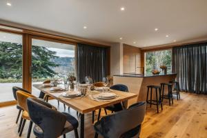 布莱德Ambient Resort Bled的一间带桌椅和窗户的用餐室