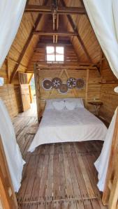 GiganteLos Nevados Ecolodge的小木屋内一间卧室,配有一张床