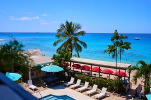 圣詹姆斯热带日落海滩公寓式酒店的一个带游泳池和海洋的度假胜地