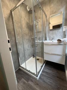 尼奥尔L'escale Niortaise - Centre-ville - 10mn Gare - WIFI - Netflix的带淋浴和盥洗盆的浴室