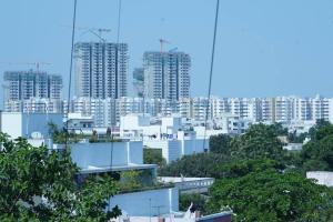 海得拉巴Veetil -3BHK A/C, Kukatpally, Hyderabad的享有城市和高楼的景色