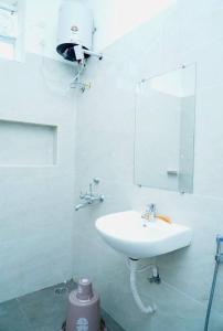 海得拉巴Veetil -3BHK A/C, Kukatpally, Hyderabad的白色的浴室设有水槽和镜子