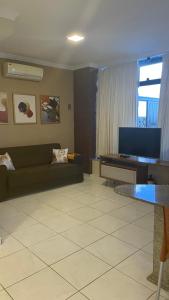 纳塔尔波萨达阿祖拉酒店的带沙发和平面电视的客厅