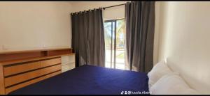 特赖里FLECHEIRAS ATLANTICO的一间卧室设有蓝色的床和窗户。