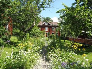 瑟德港Hälsingegården Erik-Anders的一座花园,在房子前种有鲜花