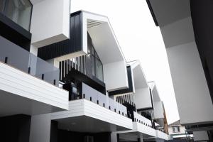 布克维Black & White Villas by Fomich Hotels Group的带阳台的建筑形象
