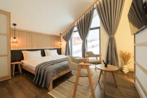布克维Black & White Villas by Fomich Hotels Group的一间卧室设有一张床和一个大窗户
