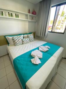 嘎林海斯港Marulhos Beira Mar de Muro Alto Porto de Galinhas | Yolo的一间卧室配有带毛巾的床