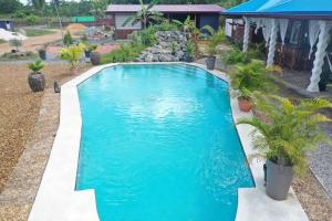 Carrefour de ManaEco Resort的庭院里的一个蓝色海水游泳池