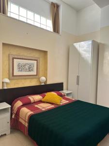 马泰拉b&b il villino的一间卧室配有一张带绿毯的大床