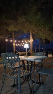 马泰拉b&b il villino的一张桌子、两把椅子和一张桌子及一盏灯