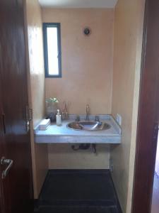 萨尔塔Casabunda Multiespacio - Habitación privada的一间带水槽和窗户的浴室