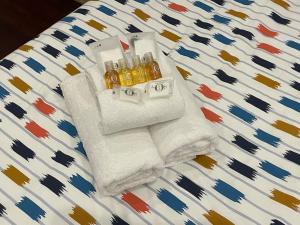 Carrefour de ManaEco Resort的床上的一组毛巾和瓶子