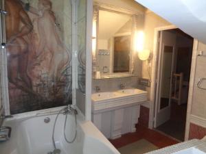 巴黎德格尔巴黎圣母院酒店的带淋浴、浴缸和盥洗盆的浴室