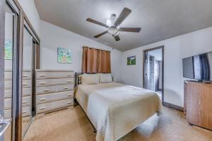 阿拉莫戈多Pet-Friendly Alamogordo Home 16 Mi to White Sands!的一间卧室配有一张床和吊扇