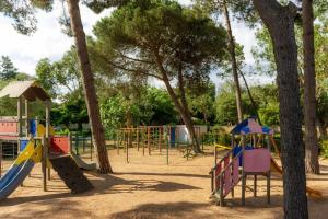 博尼法乔Camping Campo Di Liccia的一个带一系列游戏设备的游乐场