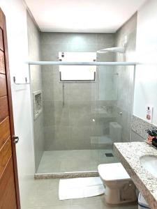 多明戈斯马丁斯Canto Alemão的浴室设有玻璃淋浴间、卫生间和水槽。
