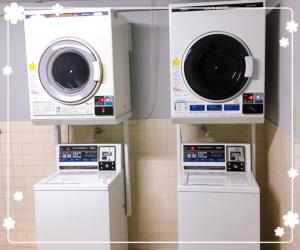 东京Hotel Yuni -Comfortable stay Star-Club iD的浴室内配有两台洗衣机、洗衣机和烘干机。