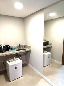 多明戈斯马丁斯Canto Alemão的一间厨房,在房间内配有2台洗衣机和烘干机