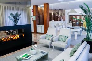 吉尔斯Hotel São Bento da Porta Aberta & Spa的客厅配有白色家具和壁炉
