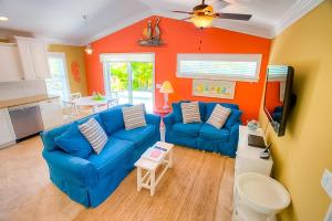 霍姆斯海滩Island Escape的客厅设有蓝色的沙发和橙色的墙壁