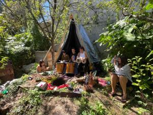 圣克里斯托瓦尔-德拉斯卡萨斯Historika Hostel Cultural的一群人坐在帐篷里