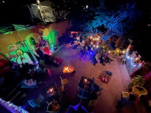 圣克里斯托瓦尔-德拉斯卡萨斯Historika Hostel Cultural的夜晚派对的顶部景色,灯光