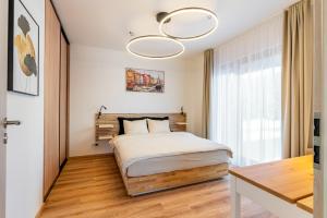 道尼库宾Apartmán na Kubínskej holi X33的一间卧室配有一张床和一个吊灯