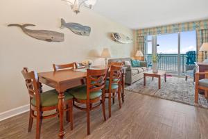 默特尔比奇2501 S Ocean Blvd, 0211 - Ocean Front Sleeps 8的用餐室以及带桌椅的起居室。