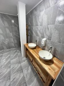San GregorioDon Enrique Bar&Hostel的浴室设有木台上的两个盥洗盆
