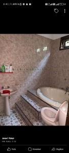 SunggalSkyview Setiabudi Apartment的带浴缸、卫生间和盥洗盆的浴室
