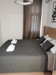 贝尔格莱德BG Exclusive Apartment的一间卧室配有一张带黑白枕头的床