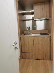 贝尔格莱德BG Exclusive Apartment的一个带水槽和镜子的小厨房