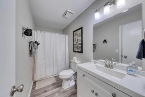默特尔比奇1408 Perrin Dr, Unit D - Ocean Walk Sleeps 8的白色的浴室设有卫生间和水槽。