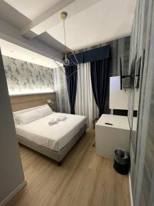 罗马ROME'S GLORIA HOTEL的卧室配有白色的床和窗户。