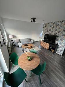 卡尔斯特No2 by 21 Apartments的客厅配有桌子和绿色椅子
