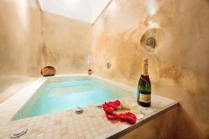安坡里奥圣托里尼Luxury Villas Hariton的游泳池畔的一瓶香槟