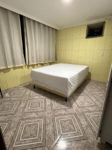 卡博迪圣阿戈斯蒂尼奥Casa de praia padrão enseadas dos corais的卧室配有1张床,铺有瓷砖地板。