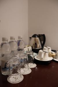 伦敦伦敦肯辛顿德瑞姆泰尔酒店的桌子上一组玻璃瓶和杯子