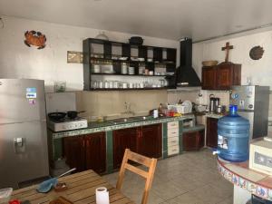利马Hotel Pico Alto, La Planicie的厨房配有冰箱和台面