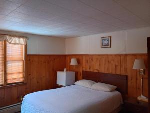萨拉纳克莱克The Ashley的卧室配有白色的床和窗户。