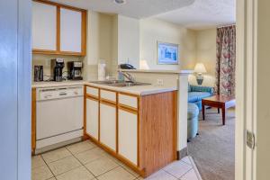 默特尔比奇1604 N Ocean Blvd, 0703 - Ocean Front Sleeps 6的一个带水槽的厨房和一间客厅