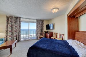 默特尔比奇1604 N Ocean Blvd, 0703 - Ocean Front Sleeps 6的一间卧室配有一张床,享有海景