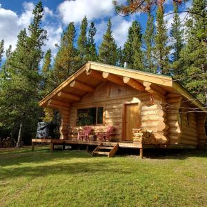 Rock Lake Lodge Provincial ParkRocky Mountain Escape Log Cabin Rentals - Rock Lake的小木屋设有门廊和甲板