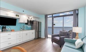 默特尔比奇4800 S Ocean Blvd, 0915 - Ocean Front Sleeps 6的厨房设有海景客厅。